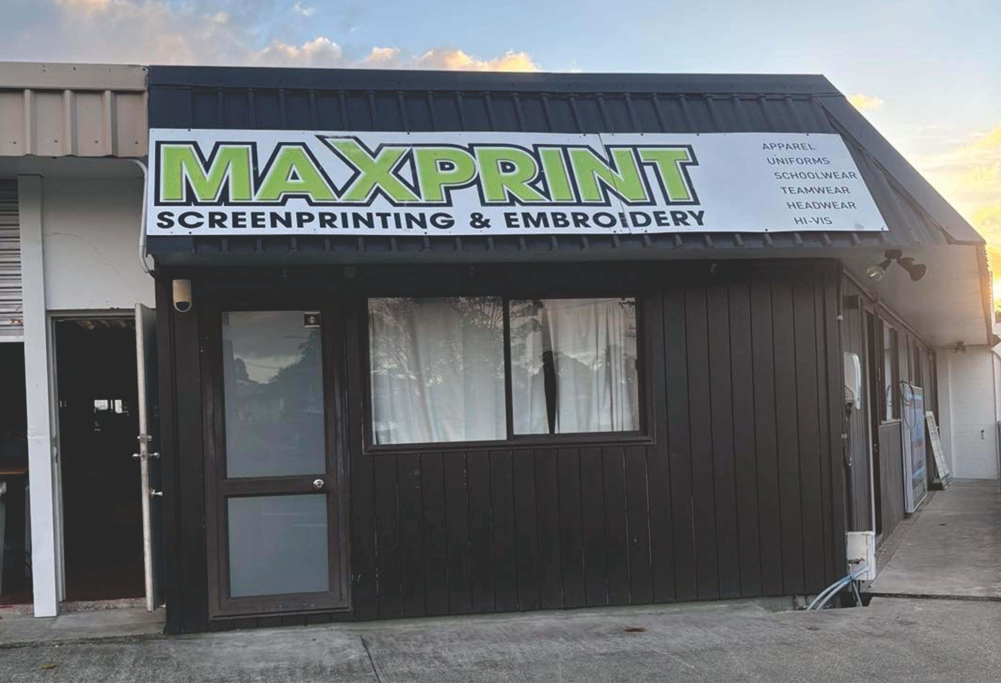 Maxprint on location screen printing and embroidery